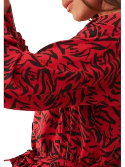 Robe courte rouge avec un imprimé zébré et monogramme et une coupe évasée