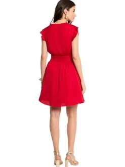 Robe courte rouge coupe cintrée pourvue d'un col v croisé effet drapé