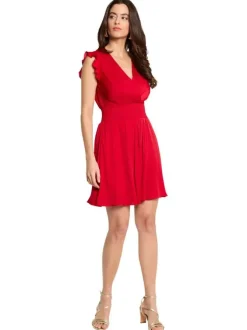 Robe courte rouge coupe cintrée pourvue d'un col v croisé effet drapé