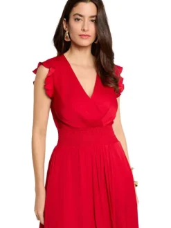 Robe courte rouge coupe cintrée pourvue d'un col v croisé effet drapé