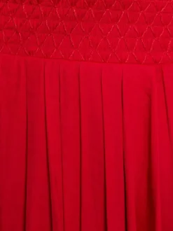 Robe courte rouge coupe cintrée pourvue d'un col v croisé effet drapé
