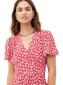 Robe courte rouge à coupe cintrée pourvue d'un col v et de manches courtes