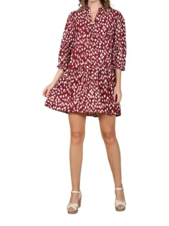 Robe courte rouge fantaisie coupe droite fluide avec un col tunisien et un imprimé taches blanches