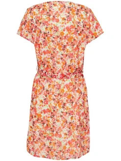 Robe courte rouge fleuri avec un col v et une ceinture à nouer à la taille
