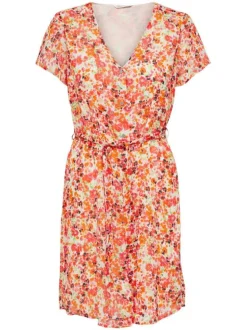 Robe courte rouge fleuri avec un col v et une ceinture à nouer à la taille