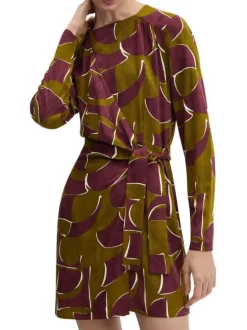 Robe courte rouge imprimé géométrique avec coupe portefeuille et col asymétrique