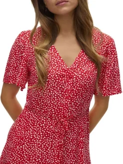 Robe courte rouge ornée d'un motif à pois et pourvu d'un col v