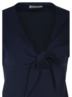 Robe courte rouge ornée d'un motif à pois et pourvu d'un col v