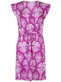 Robe courte rouge prune pourvue d'une coupe large et des manches courtes