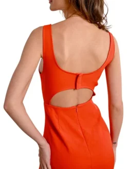 Robe courte rouge unie avec une coupe droite un col carré et des bretelles