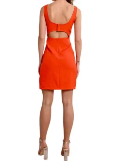 Robe courte rouge unie avec une coupe droite un col carré et des bretelles