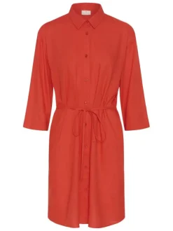 Robe courte rouge unie pourvue d'une coupe ajustée et d'un col chemise