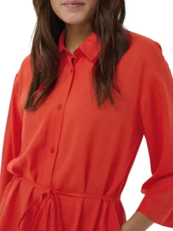 Robe courte rouge unie pourvue d'une coupe ajustée et d'un col chemise