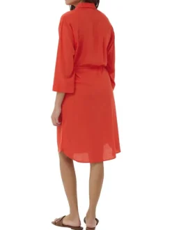 Robe courte rouge unie pourvue d'une coupe ajustée et d'un col chemise