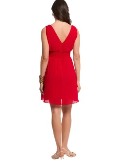 Robe courte rouge unie pourvue d'une coupe évasée et d'un décolleté en V