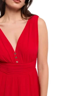 Robe courte rouge unie pourvue d'une coupe évasée et d'un décolleté en V