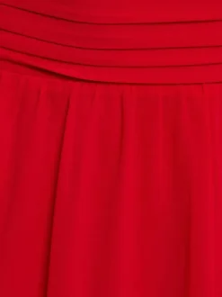 Robe courte rouge unie pourvue d'une coupe évasée et d'un décolleté en V