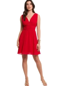 Robe courte rouge unie pourvue d'une coupe évasée et d'un décolleté en V