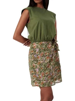 Robe courte sans manches kaki fleurie avec une coupe droite et un col rond