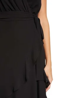 Robe courte sans manches noire unie avec une coupe ajustée et un col v