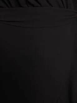 Robe courte sans manches noire unie avec une coupe ajustée et un col v