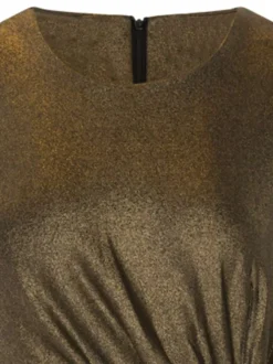 Robe courte sans manches or à lurex avec une coupe droite et un col rond