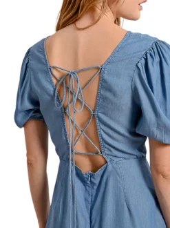 Robe courte stone uni avec une coupe droite un col v et des manches courtes