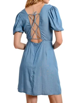 Robe courte stone uni avec une coupe droite un col v et des manches courtes
