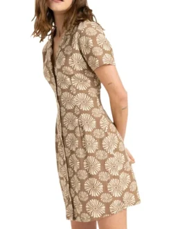 Robe courte taupe avec des motifs fleuris une coupe droite et un col v à revers