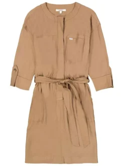 Robe courte taupe unie avec une coupe ajustée et des manches 3/4