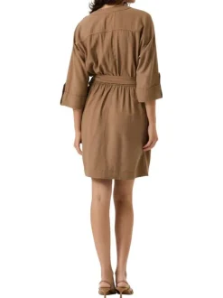 Robe courte taupe unie avec une coupe ajustée et des manches 3/4