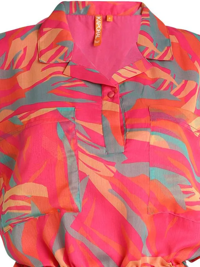Robe courte tricolore avec un col à revers et à coupe fluide ajustée à la taille