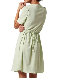 Robe courte vert d'eau imprimée avec une coupe droite col v et à manches courtes