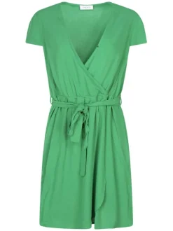 Robe courte verte avec une coupe portefeuille un col v et à manches courtes
