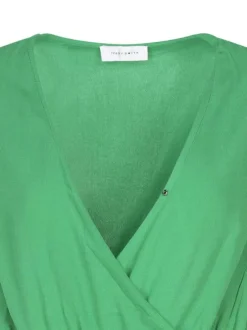 Robe courte verte avec une coupe portefeuille un col v et à manches courtes