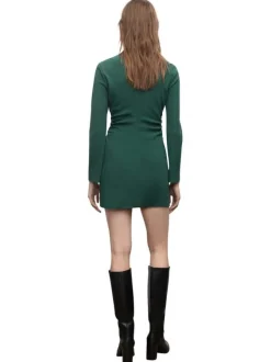 Robe courte verte coupe droite pourvue d'un col bateau et de manches longues
