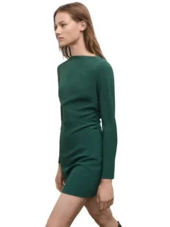 Robe courte verte coupe droite pourvue d'un col bateau et de manches longues