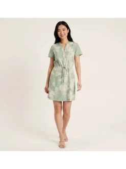Robe courte verte floral avec une coupe ajustée et un col tunisien