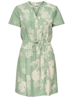 Robe courte verte floral avec une coupe ajustée et un col tunisien