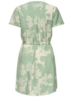 Robe courte verte floral avec une coupe ajustée et un col tunisien