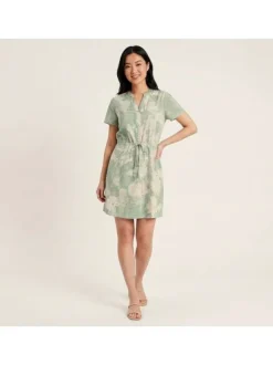 Robe courte verte floral avec une coupe ajustée et un col tunisien