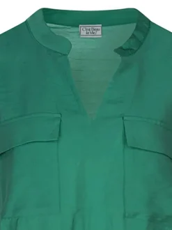 Robe courte verte unie avec des poches poitrine et une coupe droite