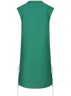 Robe courte verte unie avec des poches poitrine et une coupe droite