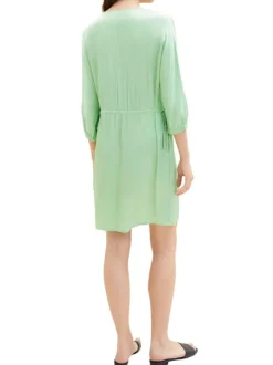 Robe courte verte unie avec une coupe ajustée un col v et des manche 3/4