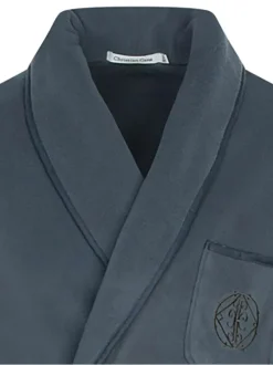 Robe de chambre grise à col à revers avec une ceinture à nouer à la taille