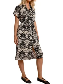 Robe longue beige avec des imprimés une coupe droite et un col à revers