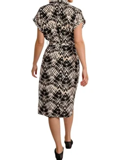 Robe longue beige avec des imprimés une coupe droite et un col à revers