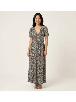 Robe longue beige à motifs pourvue de manches courtes et d'une coupe fluide