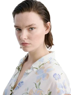 Robe longue beige à motifs pourvue d'un col chemise et d'une coupe évasée