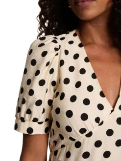 Robe longue beige à motifs pourvue d'une découpe sous la poitrine